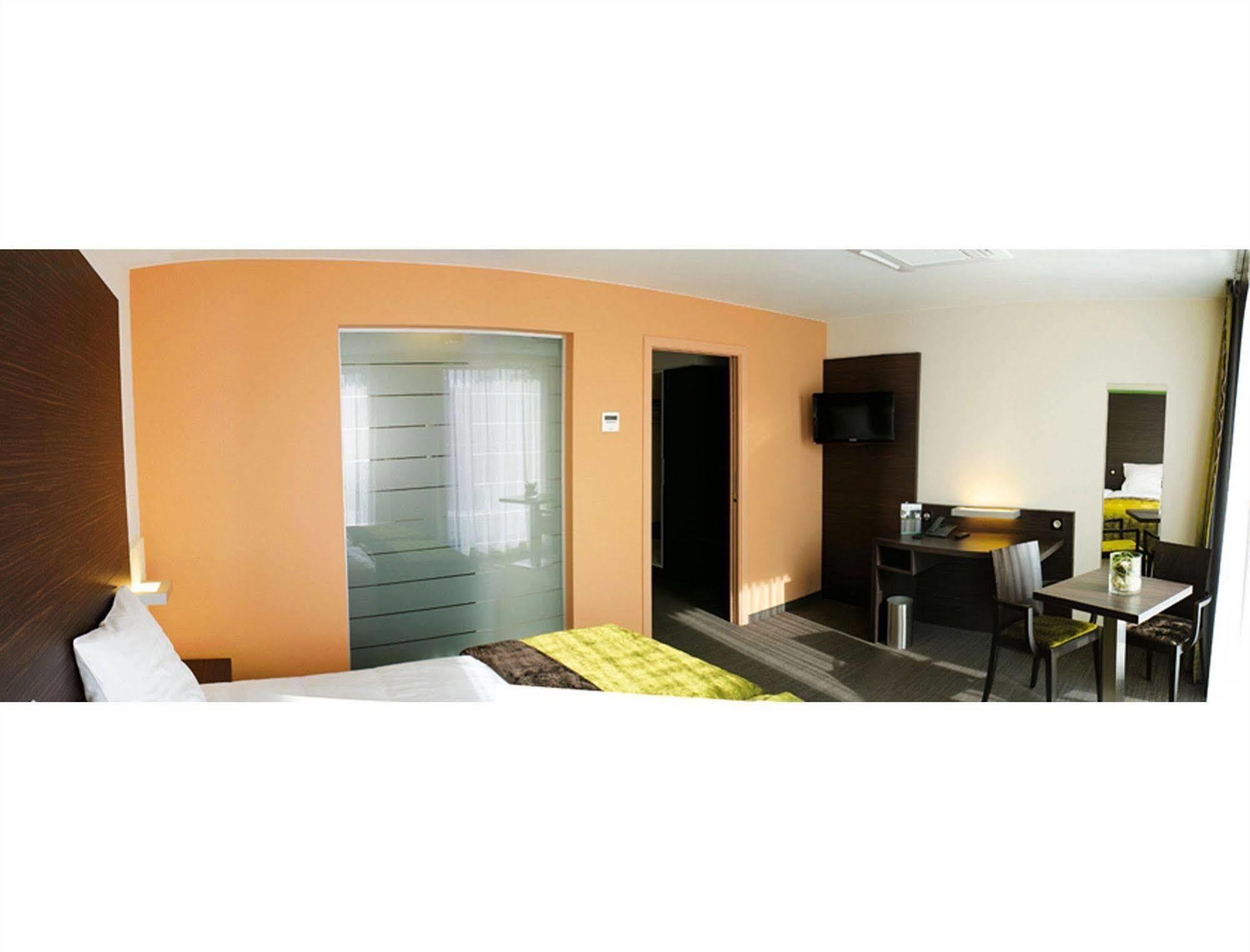 Le Merceny Motel Bastogne Ngoại thất bức ảnh